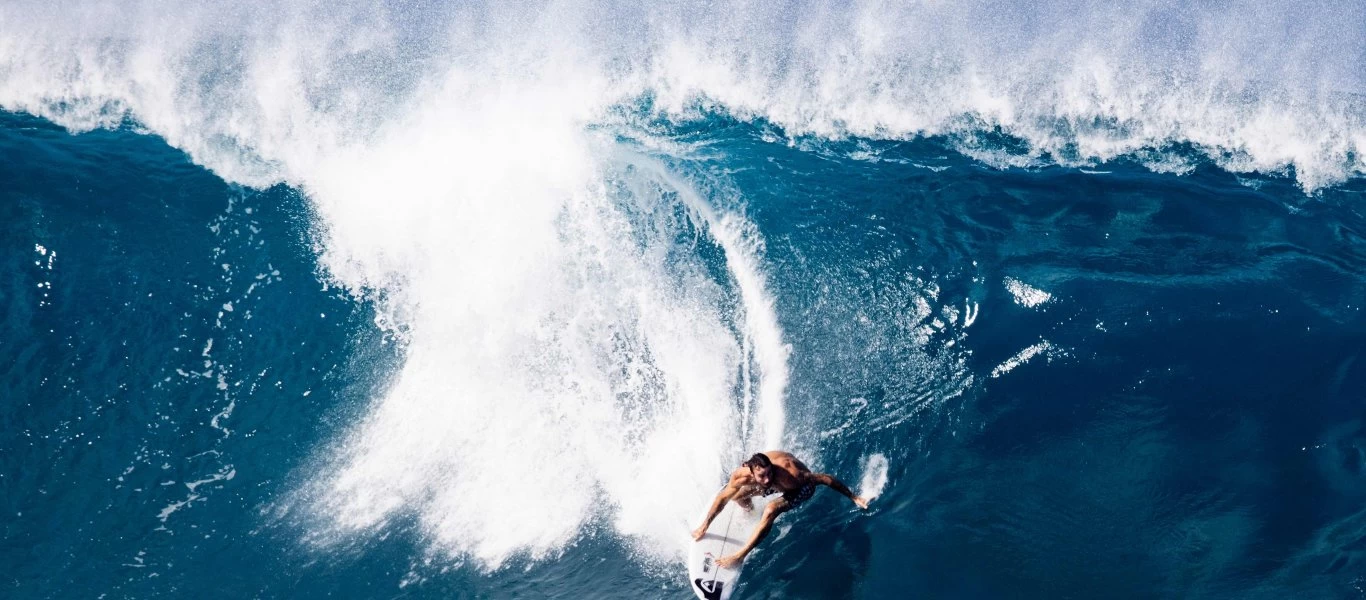 Χαβάη: Επαγγελματίας σέρφερ έσωσε γυναίκα που πάλευε με ισχυρό ρεύμα στον ωκεανό (βίντεο)